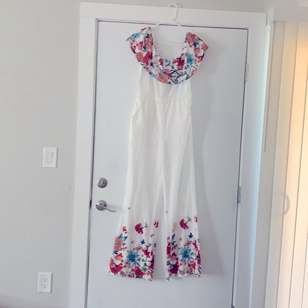 Small onepeice all white jumper with a hint of floral.